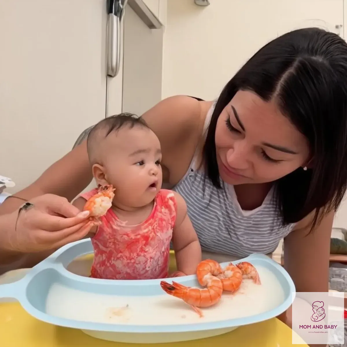 Theo dõi phản ứng của bé khi ăn tôm